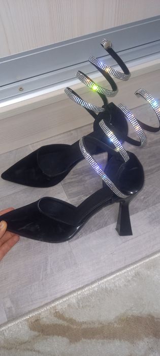 Туфли с каблуками.