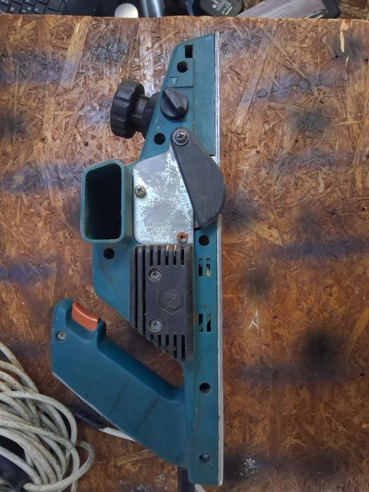 Vând rindea electrică black&decker de 470w