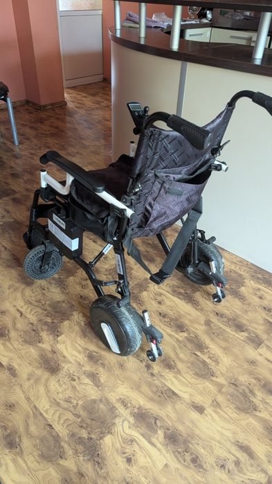 Компактна електрическа инвалидна количка с джойстик