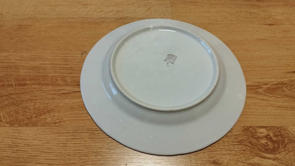 Красива порцеланова чиния от Италия.