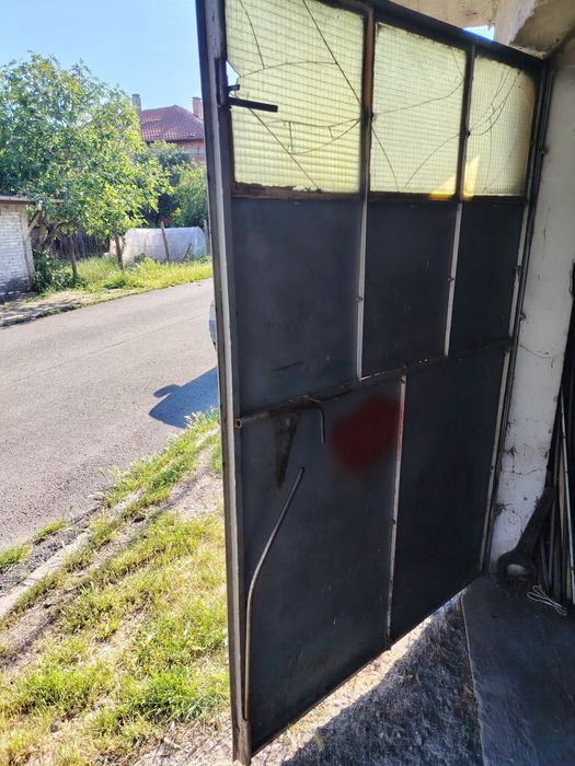 Гаражна желязна врата