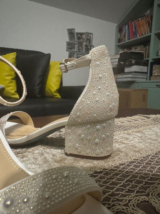 Sandale albe cu perle