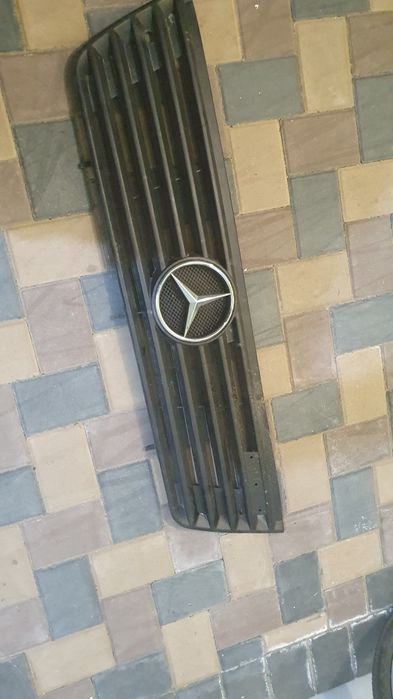 Grila fata cu sigla Mercedes Vario