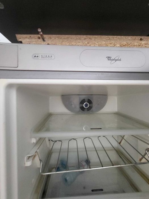 Продавам неработещ хладилник с фризер Whirlpool ARC 4190/IX -  Инокс за части или ремонт в София.