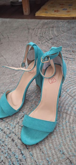 Сандали на висок и нисък ток