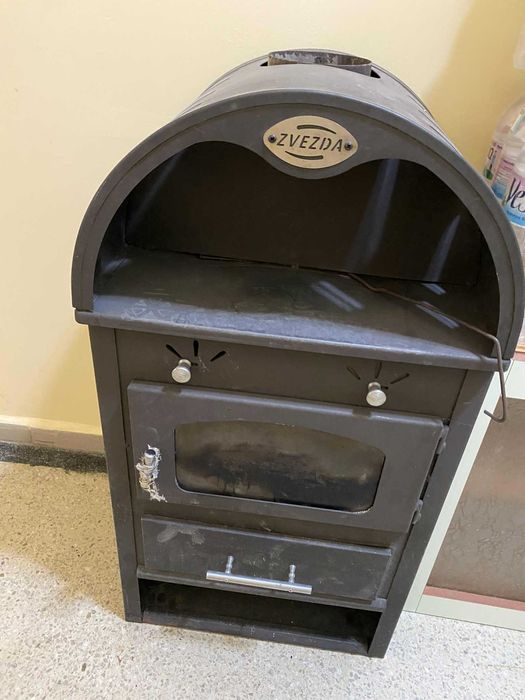 Голяма печка, камина на дърва и въглища