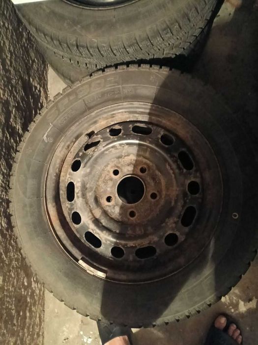 Продавам джанти със зимни гуми и тасове за Мазда 3