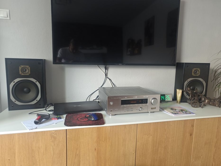 Amplituner Yamaha RX-V450 si Bookshelf Pioneer.