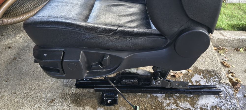 Set Scaune Față BMW Seria 5 E60 / E61 – Piele Neagră (Semi-Electrice)