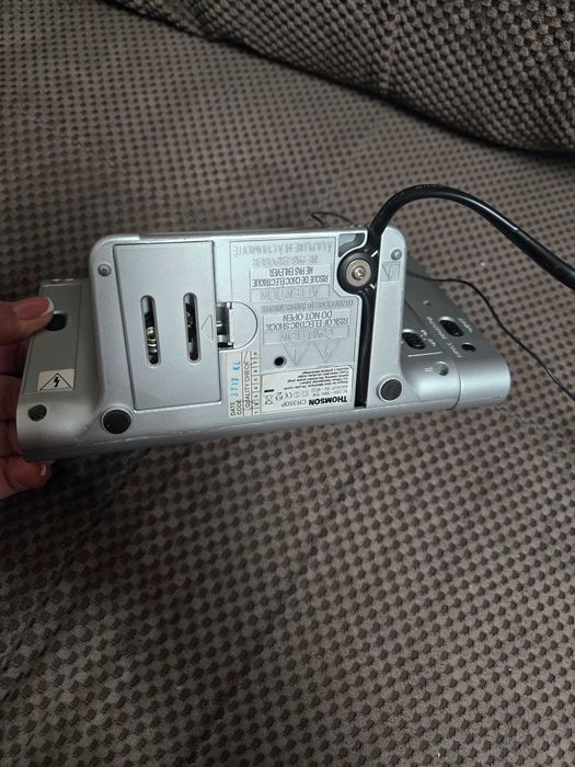 Радио часовник с прекция на тавана