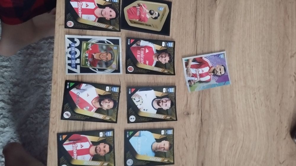 Vând cartonașe cu fotbaliști