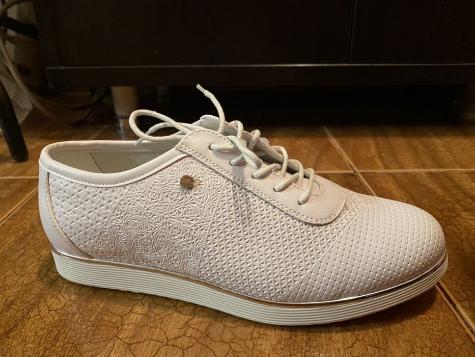 продам белые кожанные кроссовки