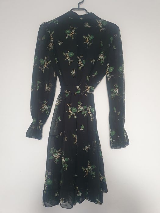 Rochie neagra cu detalii inflorate