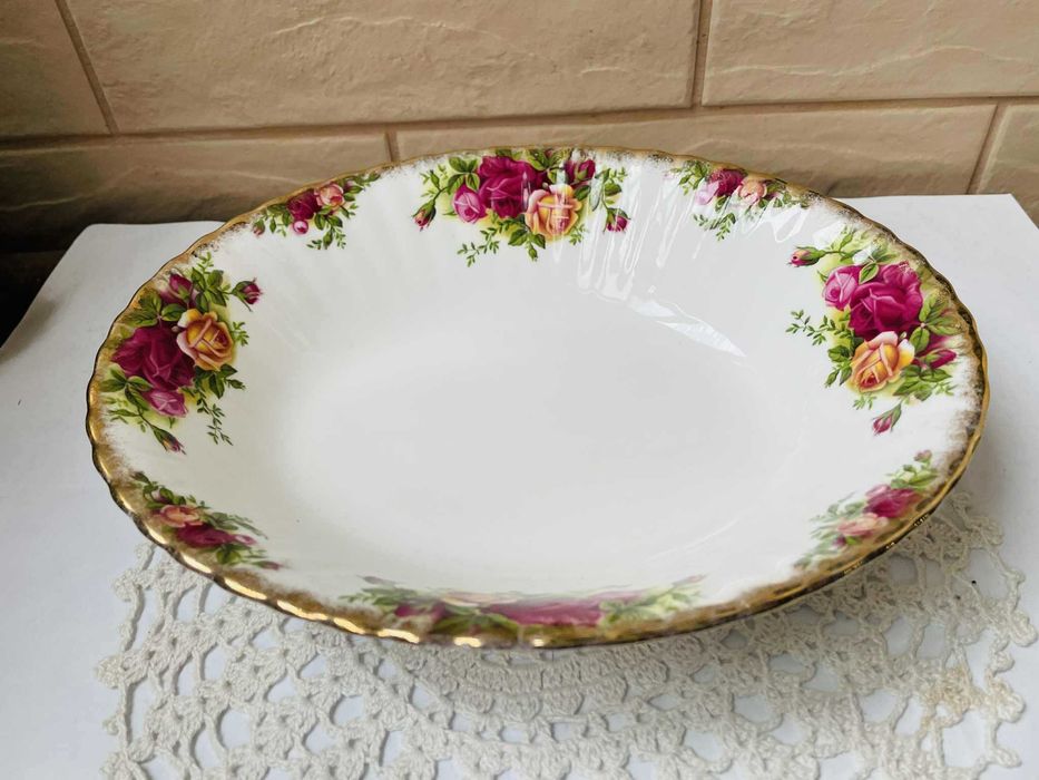 ROYAL ALBERT красива купа за сервиране от костен порцелан от Англия