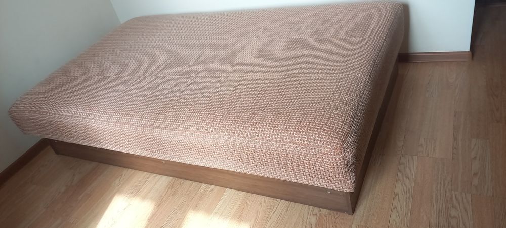 Продаю кровать- тахта б/у, в хорошем состоянии 100000