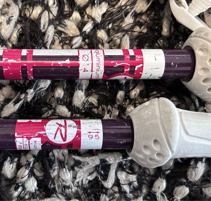 Ски, обувки, каска с визьор и щеки