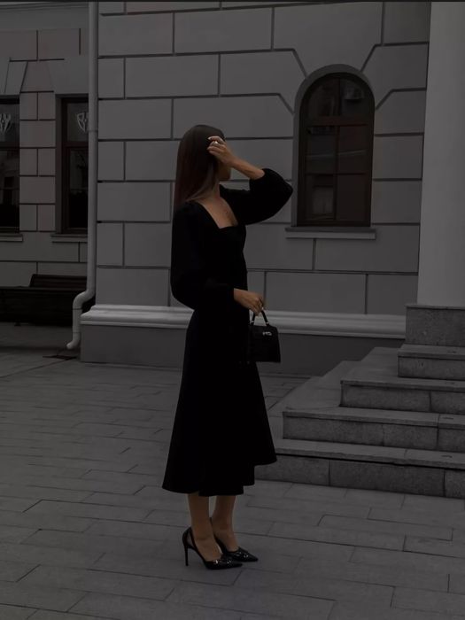 Чёрное вечернее платье.