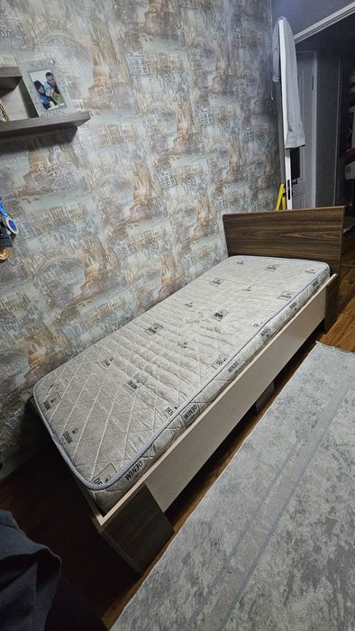 Кровать с матрасом