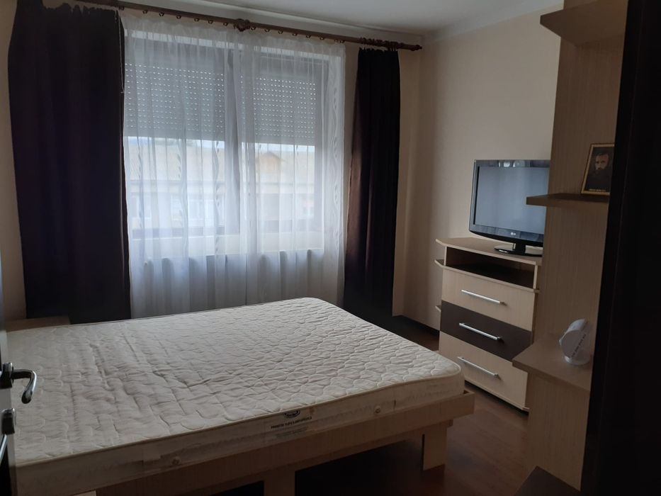 Închiriez apartament!