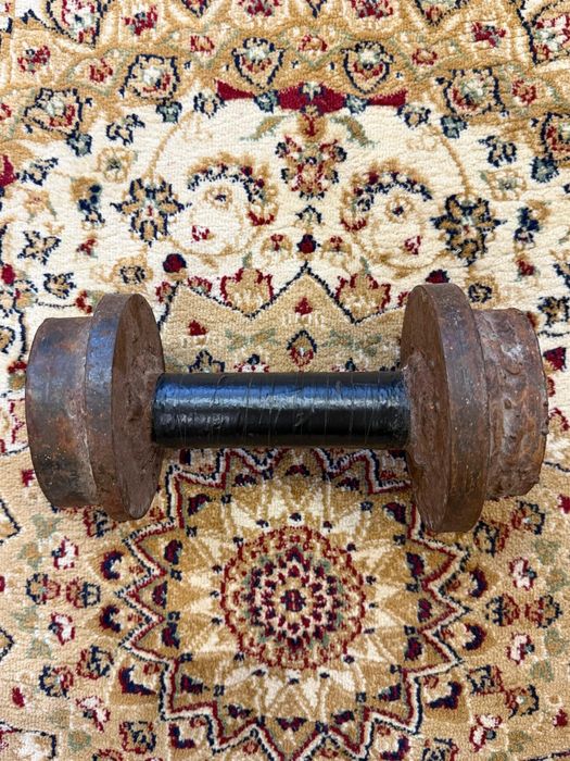 Продам гантель металлическую