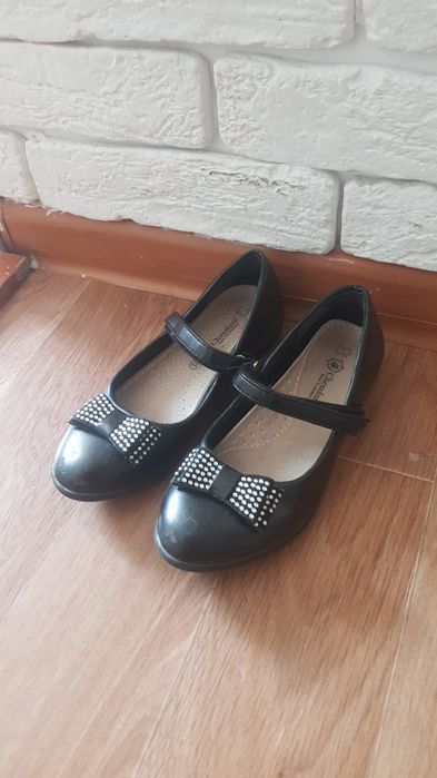 Продам детские туфли