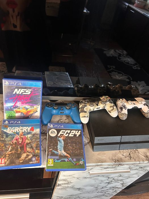 Ps4 s tri kontrolera i tri diska