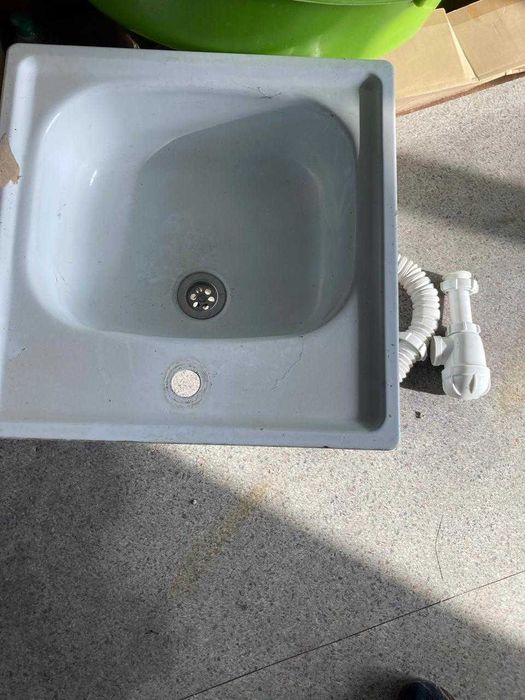 Столы и стулья .