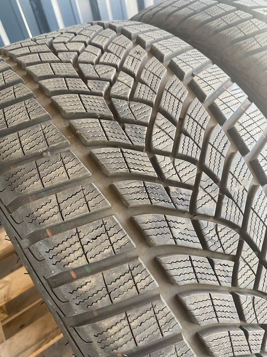 245/35/19  Goodyear Зимни