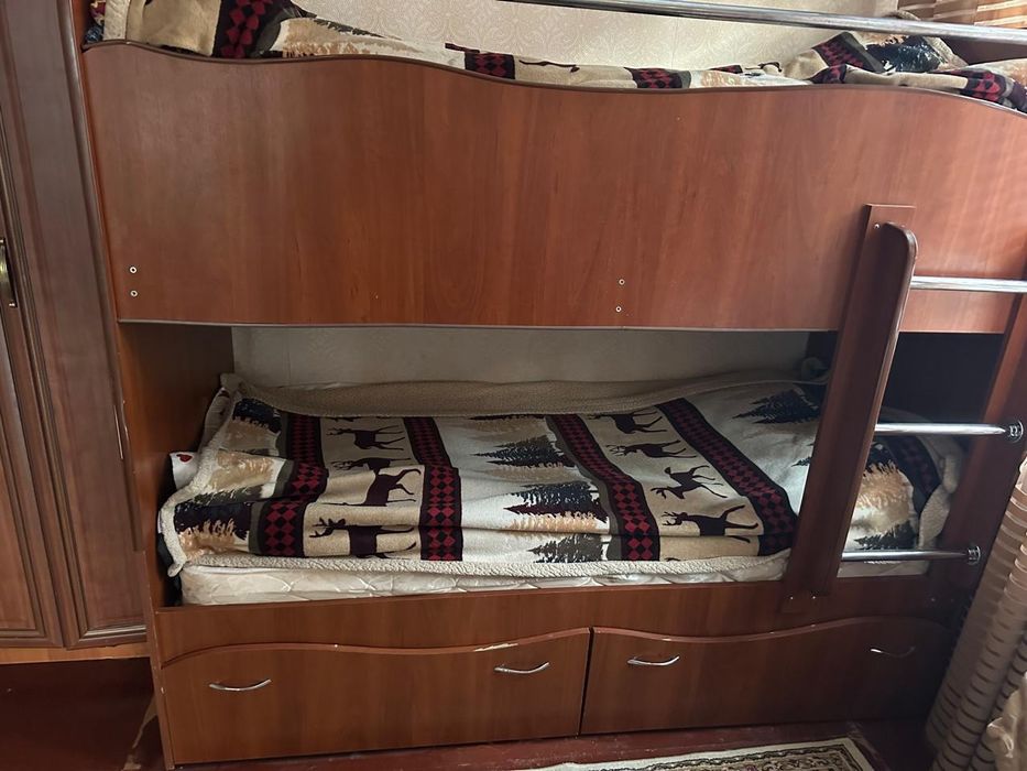 Продаю двухярусную кровать