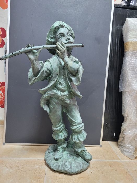 Бронзова статуя музикант