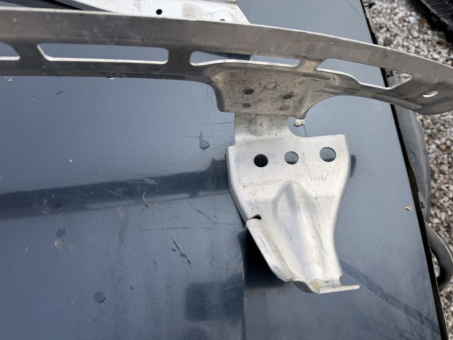 Греда под бронята Tesla Y