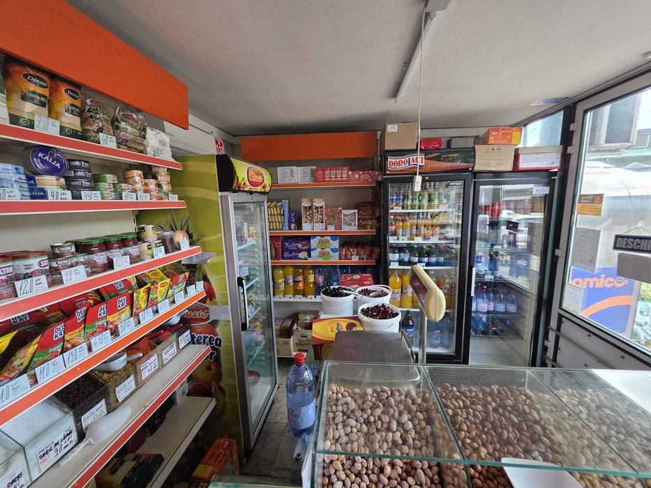 Vând spațiu comercial în incinta Pieței Alexandru cel Bun