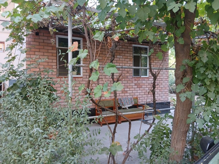 1в2 комнатная квартира  1- этаже с огородом 42-кв. Срочно