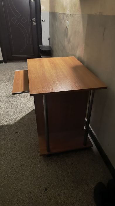 Продавам бюро в много добро състояние