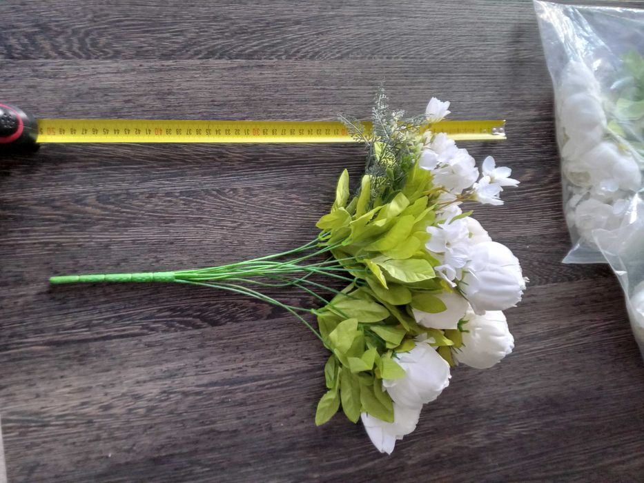 Букет изкуствени бели цветя,рози,нови.Наличност 9-10 букета