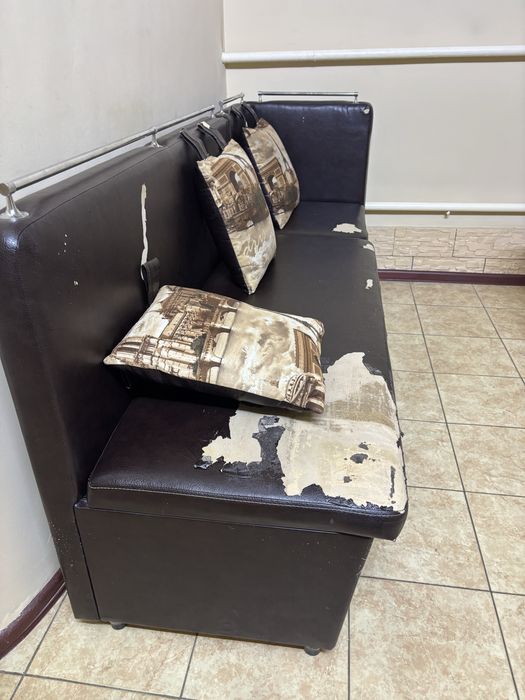 Угловой диван,требуется обивка.