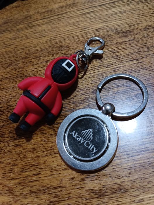 Продам брелок игра в кальмара