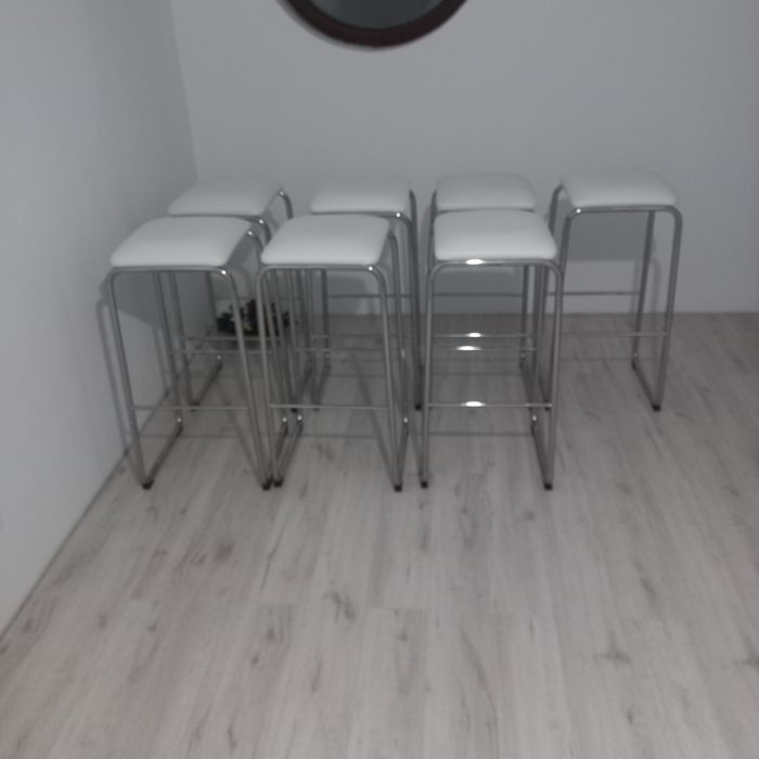 Scaune înalte cu șezut din piele albă