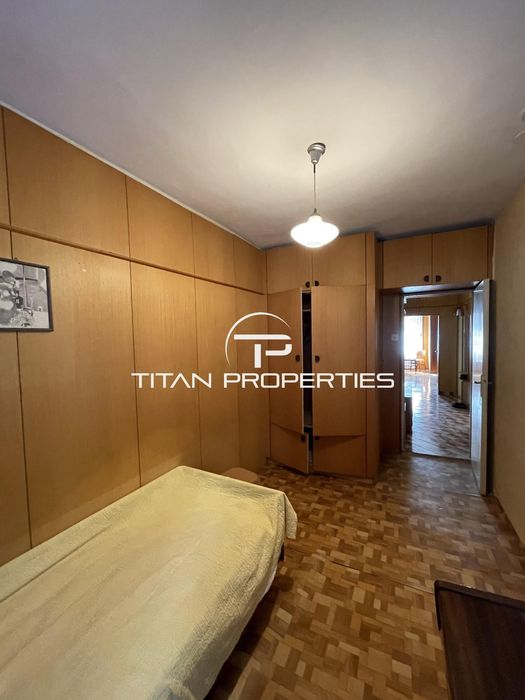 Тристаен, под наем, Център