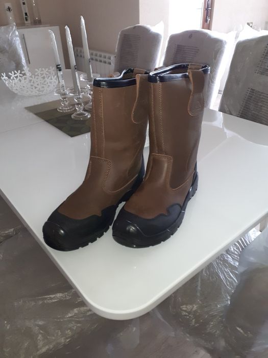 Продавам работни ботуши