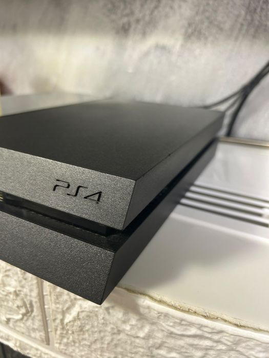 Vând PS4 cu 500GB,.