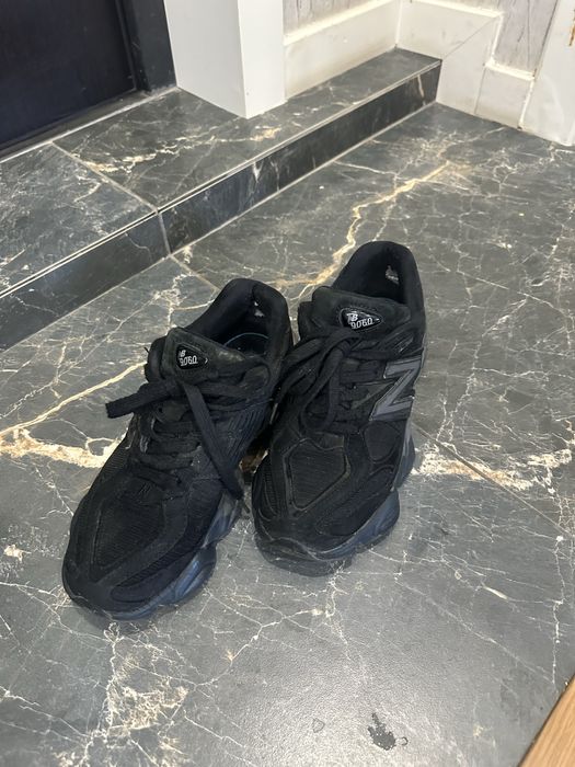 Кроссовки в наличии черного цвета в идеальном состочнии