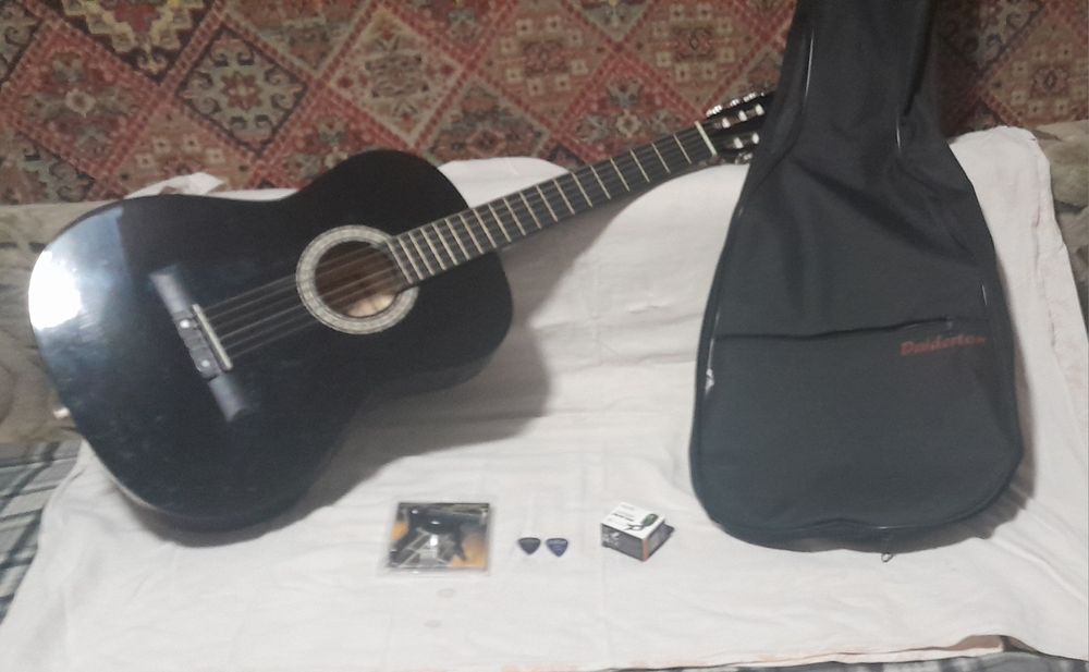 Продам гитару новую