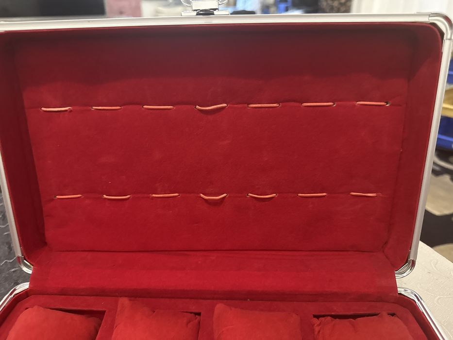 Valiză pentru 8 ceasuri, aluminiu, interior roșu – stare foarte bună