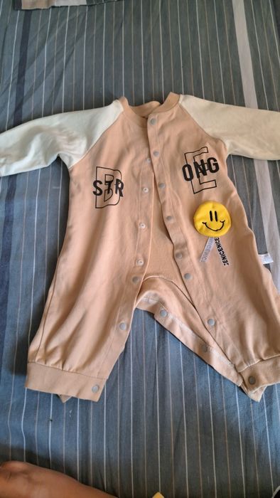 Detskiy kiyimchalar sotiladi