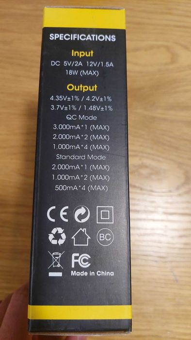 Зарядно Nitecore UMS4 за четири батерии