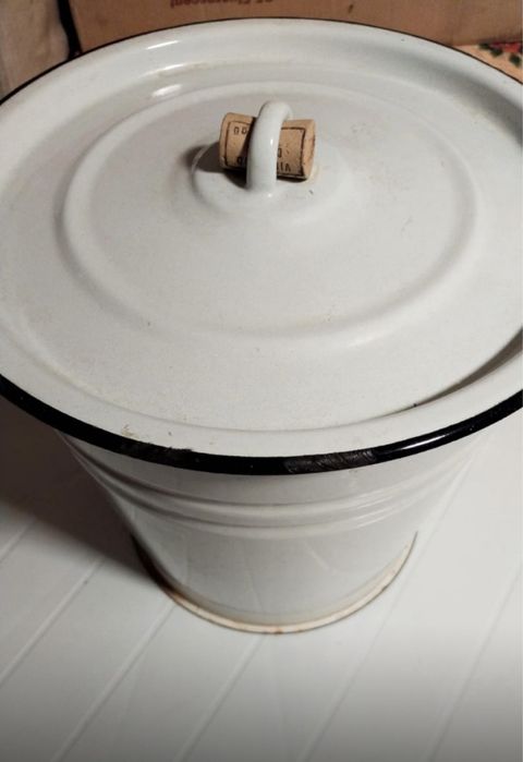 Ведро эмалированное.