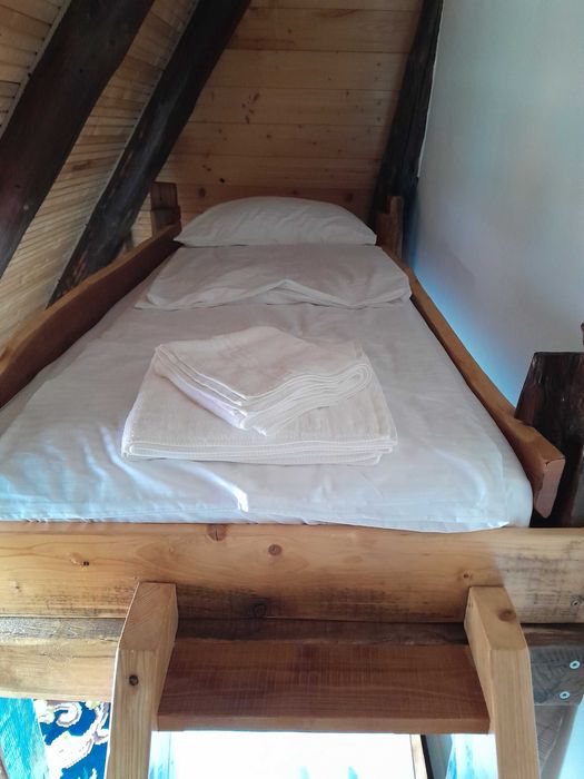 Pat etajat din lemn masiv cu saltele