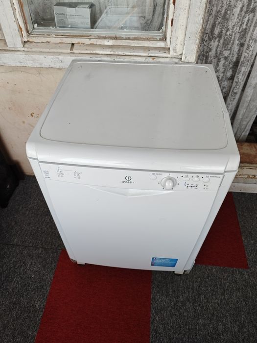 Посудомоечная машина INDESIT DFG262