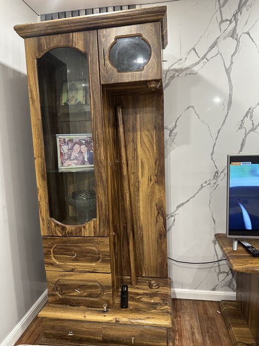 Шкаф витрина и тумбочка для зала